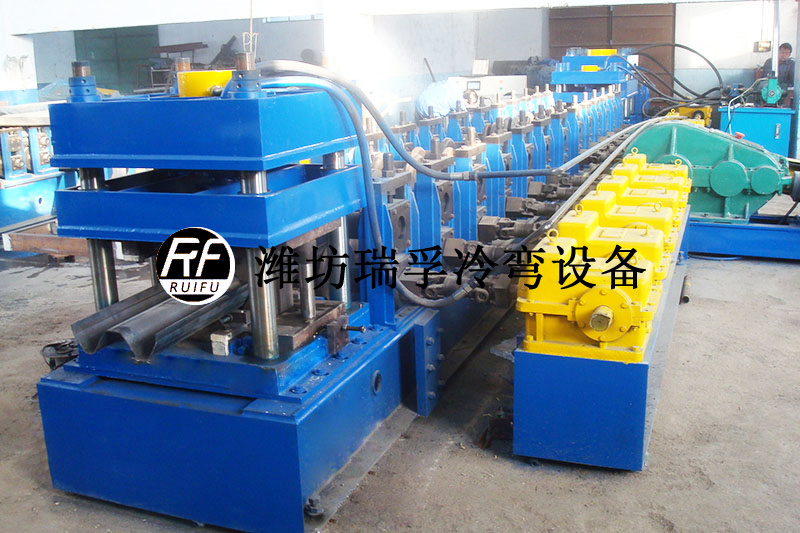 高速公路護(hù)欄板設(shè)備