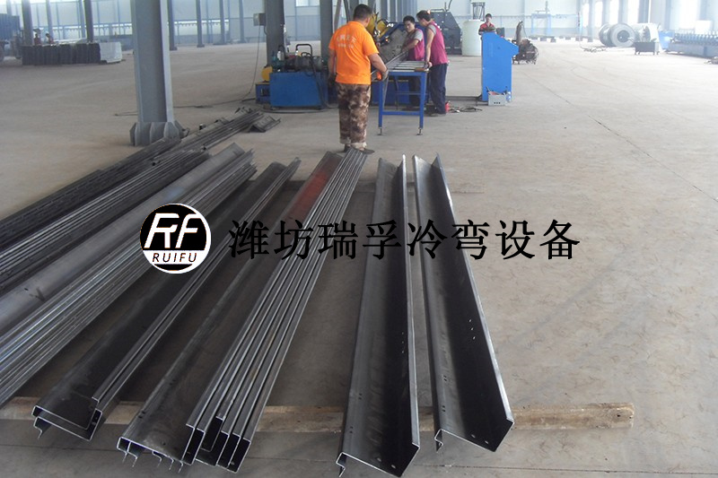立體車庫邊梁數(shù)控沖設(shè)備