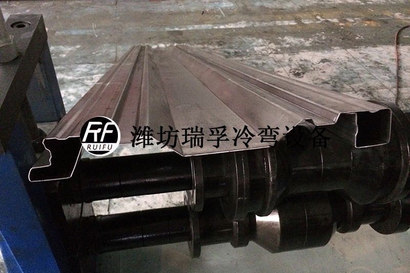 車廂板成型設(shè)備