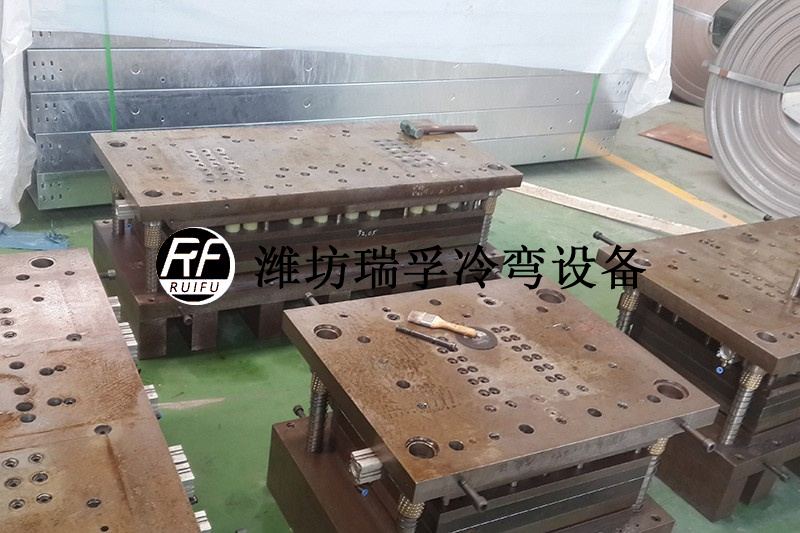6 托盤(pán)式橋架設(shè)備—組合沖模.jpg