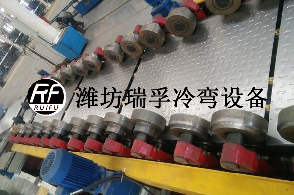 汽車(chē)底板設(shè)備