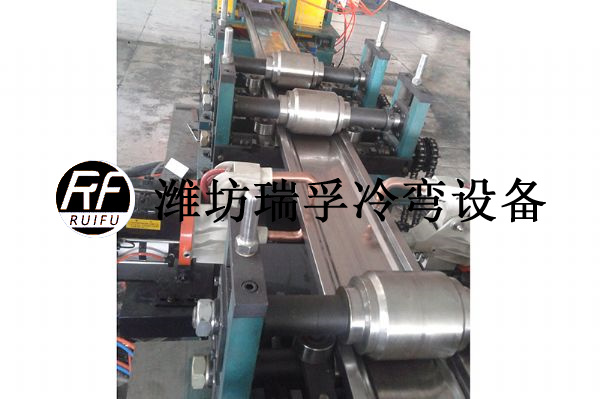 車廂板成型設(shè)備