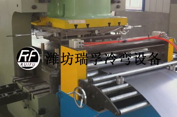 托盤式電纜橋架設(shè)備—沖床沖壓