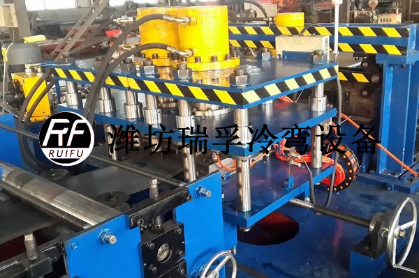 電纜橋架設(shè)備—四柱氣動(dòng)抽芯式