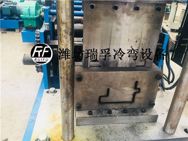 快拼箱房成型設(shè)備