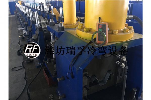 鋼板倉(cāng)立柱成型設(shè)備